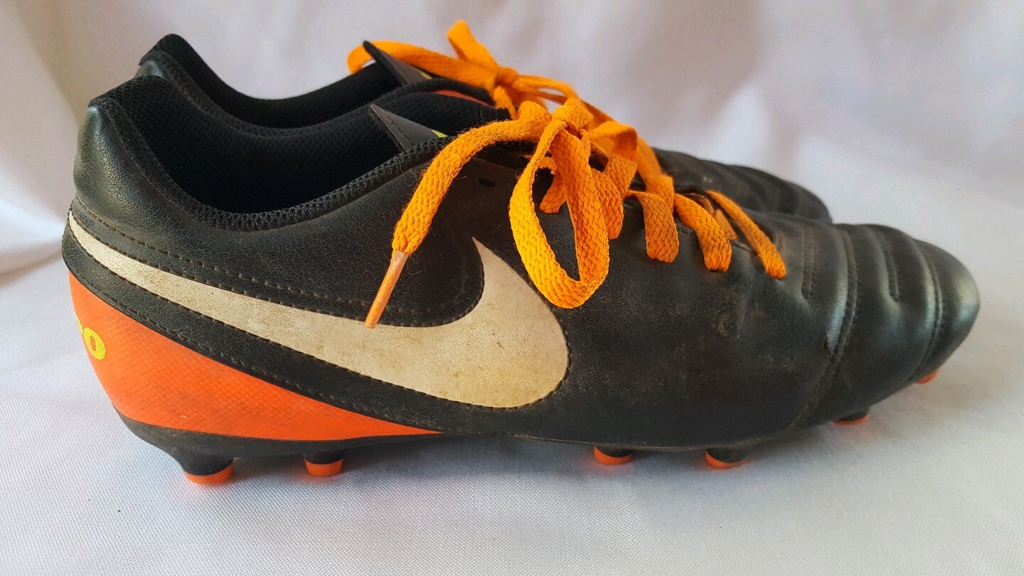 youth football cleats size 7.5